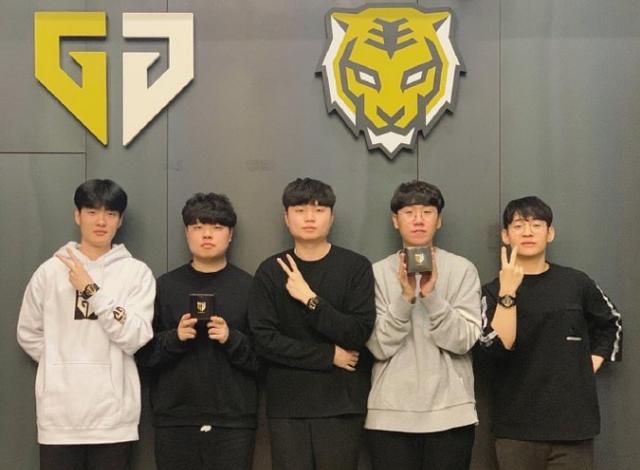 充满了巨大 充满了巨大